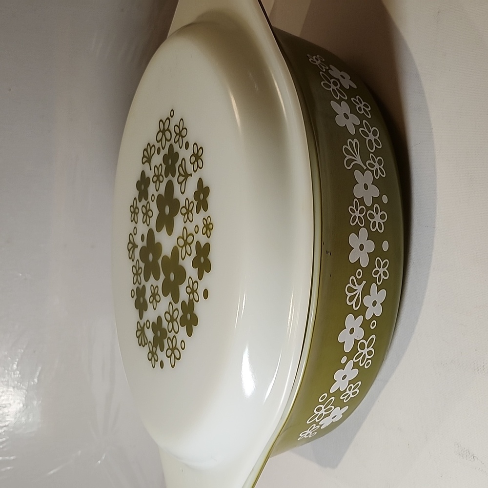 Vintage Pyrex 045 2.5qt Casserole dish lid has crazy daisy pattern
